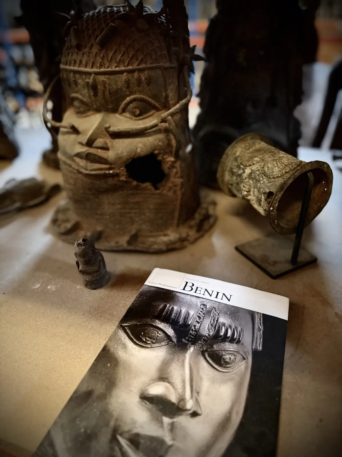 Benin-tradition bronze head with brass bell